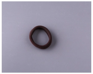Détail d'un élastique à cheveux de 4cm marron café avec une texture tricotée fine