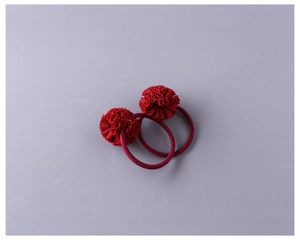 Détail de chouchous fleurs froncés rouge foncé avec bandes élastiques en nylon
