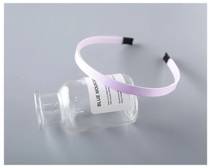 Dettaglio cerchietto in tessuto a coste viola chiaro da 1 cm con denti e cappucci neri