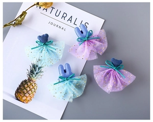 Détail de barrettes faites main ours et lapin avec tulle à paillettes d'étoiles bleues