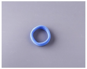 Détail d'un élastique à cheveux bleu en tricot pour enfants avec texture douce
