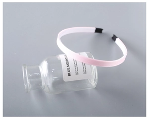 Dettaglio cerchietto rosa chiaro in gros-grain con punte nere antiscivolo per comfort