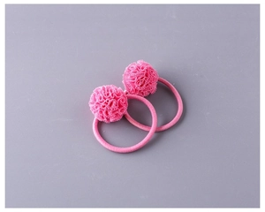 Détail d'élastiques à fleurs roses faits main avec texture alvéolée pour enfants