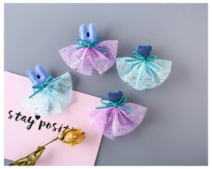 Détail de barrettes mignonnes avec lapins, ours, tulle étoilé et nœuds décoratifs
