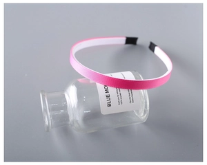 Dettaglio del cerchietto rosa a coste da 1cm con fodera bianca antiscivolo interna