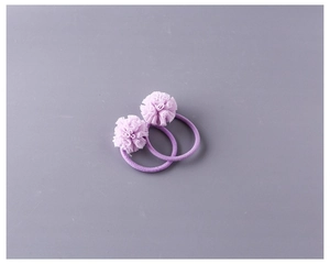 Détail de deux chouchous fleurs en tulle violet faits main pour la coiffure de petite fille