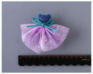 Détail de la pince à ours en denim bleu, tulle violet et étoiles, largeur env. 8cm