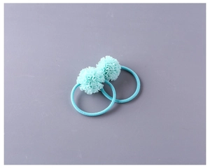 Détail de deux chouchous fleurs en mousseline bleu menthe avec pétales plissés doux