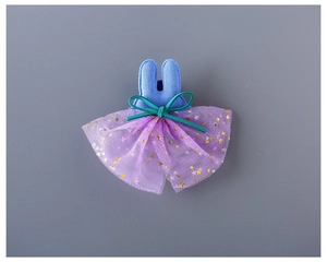 Détail d'une pince à cheveux lapin bleu avec jupe en tulle violet et paillettes