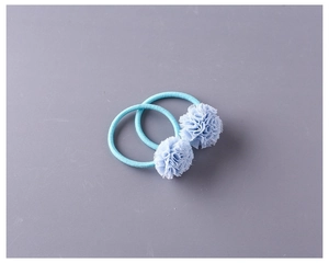 Détail de deux chouchous faits main avec fleurs en résille bleu clair pour fillettes