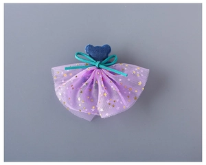 Détail d'une pince à cheveux ours avec jupe en tulle et étoiles pailletées