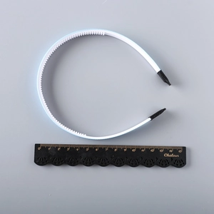 Cerchietto in plastica bianca 1cm a coste con denti antiscivolo e punte protettive in tessuto