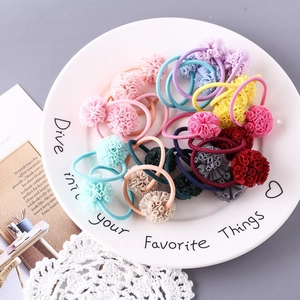 Lot de chouchous fleurs en tulle pour enfants sur une assiette décorative en céramique