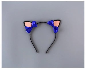 Detailansicht von Katzenohr Stirnband mit rosa Glitzer Pailletten und blauen Satinschleifen