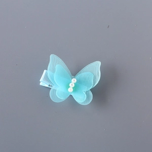 Jolie pince à cheveux papillon bleu clair avec tissu scintillant et trois perles