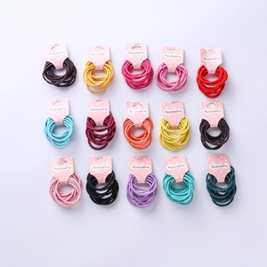 Vue détaillée de 15 lots d'élastiques à cheveux colorés sur des cartes accessoires