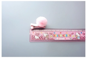 Barrette à pompon en tulle rose pour filles montrant une mesure de 4,5 cm sur règle