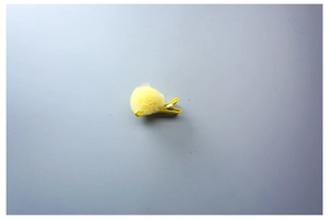 Détail de la pince à cheveux jaune en peluche pour filles avec pompon et clip en métal