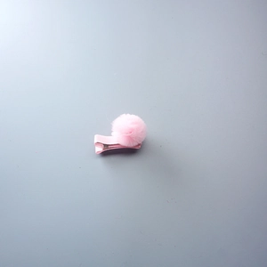 Barrette à cheveux rose pour fille avec boule en tulle et pince en tissu douce