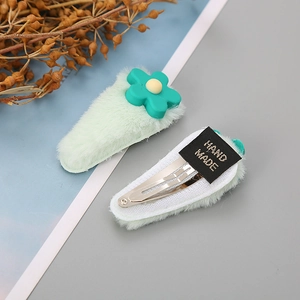 BB-Haarclip aus Nerzimitation in Hellgrün mit blauer Blume und handgemachtem Etikett