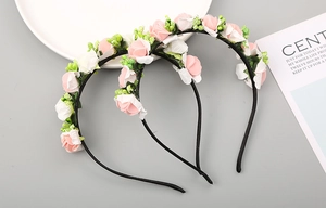 Dettaglio di due cerchietti per capelli in fiori PE con rose rosa e bianche e bacche