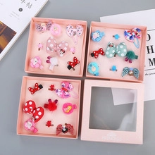 Détail du coffret cadeau d'accessoires cheveux enfant avec nœuds et clips en peluche