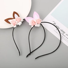 Détail de serre-têtes floraux avec oreilles d'animaux et dents antidérapantes pour filles