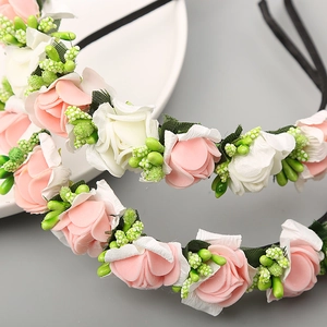 Cerchietto chic con rose bianche e rosa per donne e bambine in stile floreale