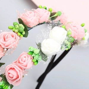 Cerchietto con rose di schiuma rosa e bianche, pizzo e bacche per styling dei capelli