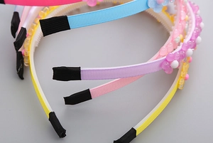 Détail de serre-têtes antidérapants pour filles avec fleurs en résine 3D et perles
