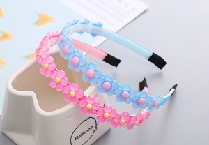 Détail de serre-têtes à fleurs en résine rose et bleue avec dents antidérapantes pour filles