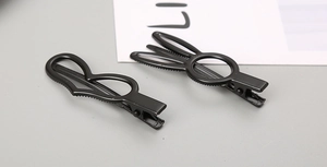 Détails de barrettes à cheveux noires mates en forme de cœur et lapin sur fond gris