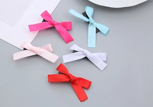 Flachbild von fünf bunten Satin-Haarschleifen in Rot Rosa und Blau für Mädchen