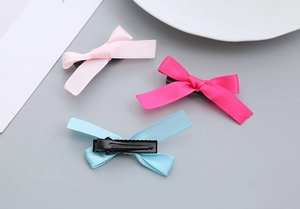 Drei Schleifen-Haarspangen in Rosa und Blau mit Metall-Entenschnabel-Clips