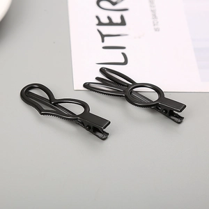 Barrettes à cheveux en métal noir mat avec formes de cœur évidé et oreilles de lapin