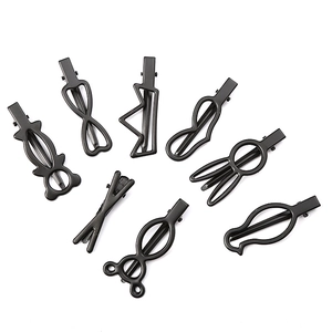 Lot de 8 barrettes noires mates avec motifs lapin, couronne et formes géométriques