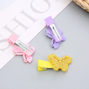 Lot de trois barrettes papillon mignonnes pour filles en couleurs rose, violet et jaune