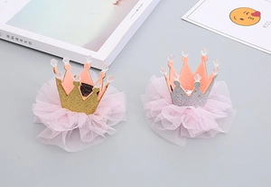 Dettaglio di fermagli a corona scintillanti con base in tulle rosa e perline di cristallo