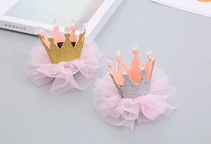 Dettaglio di fermagli per capelli a corona glitterata con base in tulle e perline