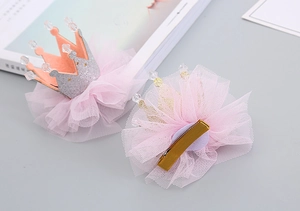 Dettagli dei fermagli corona rosa con paillettes e clip a becco d'anatra protette da nastro