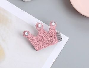 Detalle de horquilla de corona tejida rosa con diamantes de imitación para niñas y niñas