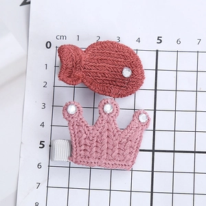 Set di fermagli per capelli in maglia per bambine con corona rosa e pesce arancione