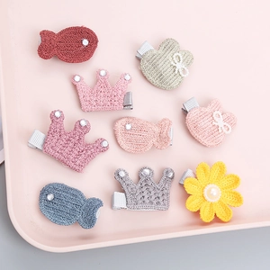 Pinzas para el pelo de ganchillo hechas a mano para niñas con diseños de corona y flores