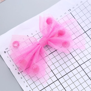 Fiocco per capelli in tulle rosa con pompon per bambine, vista dimensioni 14 cm larghezza