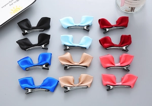 Détail de l'ensemble de 12 barrettes à nœuds en soie de couleurs variées avec pinces en métal