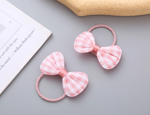 Detail von rosa karierten Haarschleifen mit elastischen Bändern für Mädchen im Set