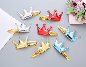 Dettaglio di fermagli per capelli a corona in pelle PU lucida per bambine in vari colori metallici