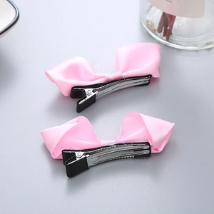 Paire de jolies barrettes en satin rose pour filles avec un design de nœud en 3D