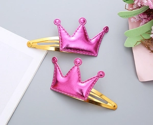 Dettaglio di fermagli a corona rosa per bambine in pelle PU lucida e base in metallo oro