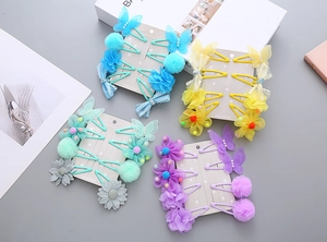 Detailansicht der pastellfarbenen Schmetterlings-Haarklammern in Blau, Gelb und Lila